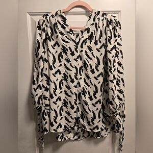 NWT Olivia Grey Womens Black & White Patterned V-Neck Top
